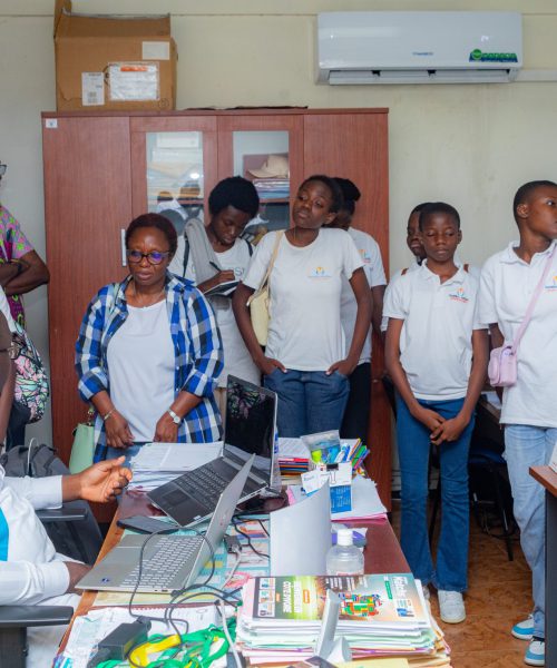Promotion des sciences chez les jeunes filles – Visite du groupe scolaire Daniélou de Cocody